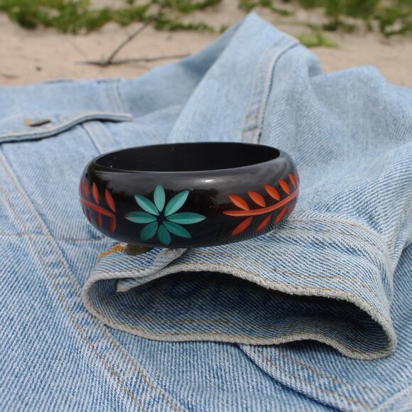 70s Vintage Plastic Hand Etched Bangle Bracelet - Picture 6 of 6